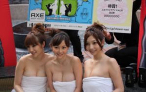 女生扒开尿口给男生捅38分钟