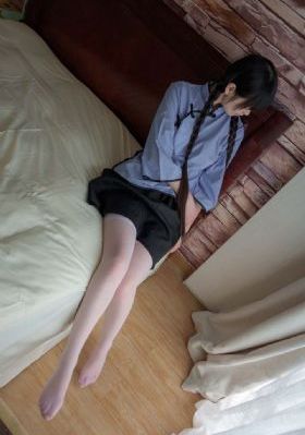 兄妹看电视时当着父母