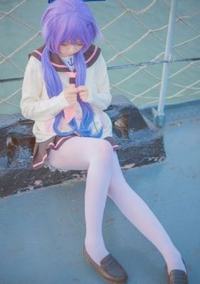 蒙上眼睛的女大学生